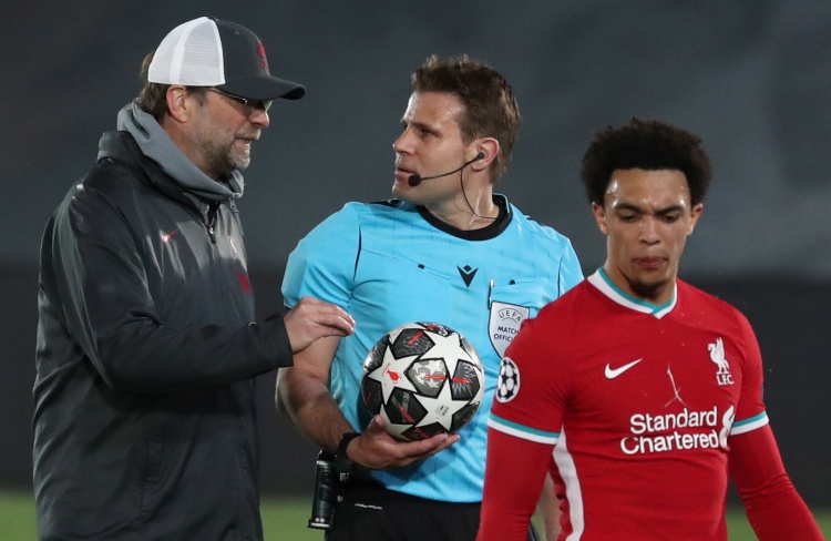 她调休她同事就没法调休，工资是单位发的，所以单位不给她调休有问题吗？还有她已经辞职了，全职马拉松了！